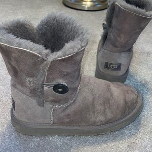UGG Bailey button grey. Size 5. Slightly used.